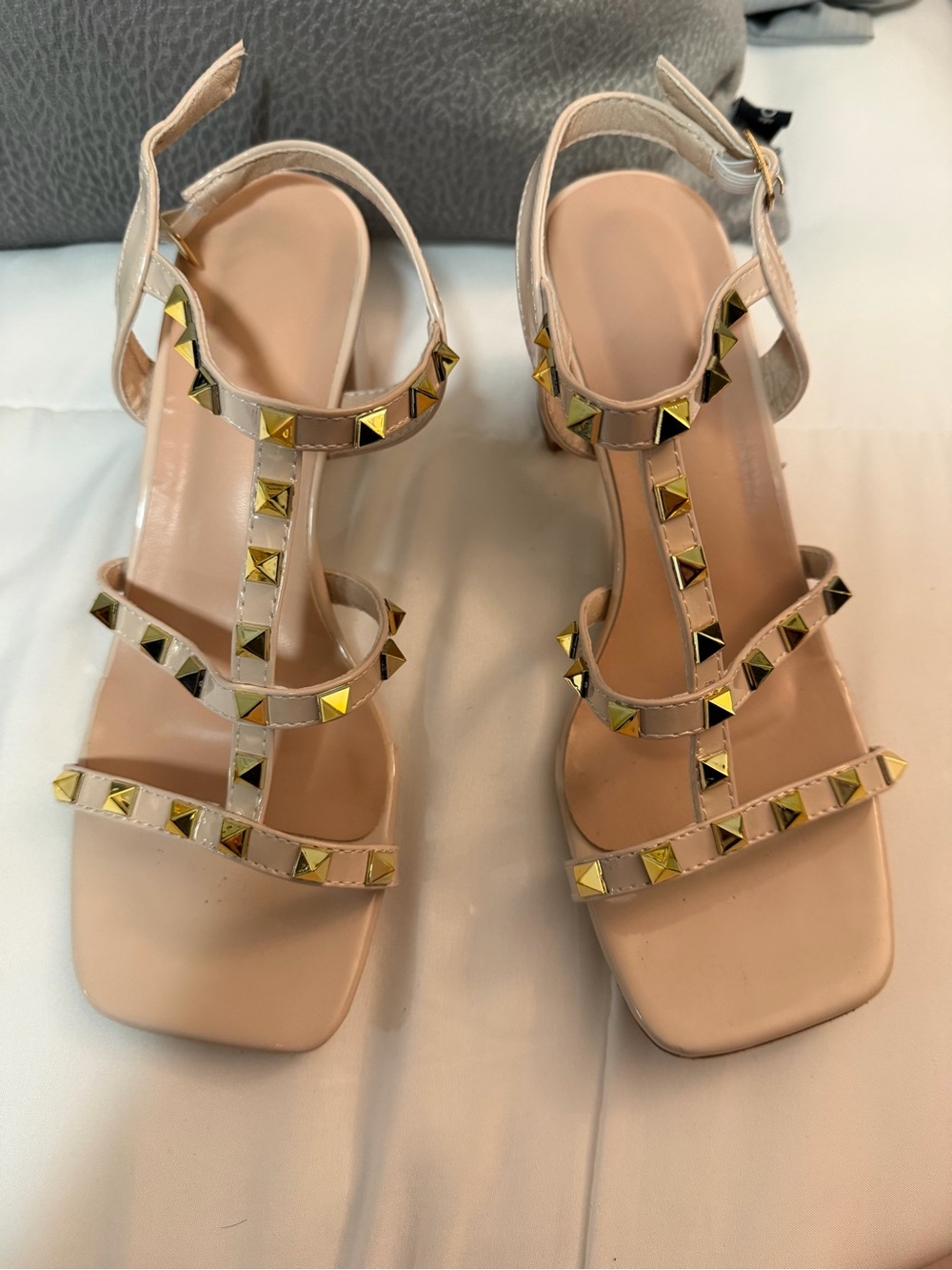 Source Unknown Nude/Pale Pink Studded T-Strap Block Heel Sandals